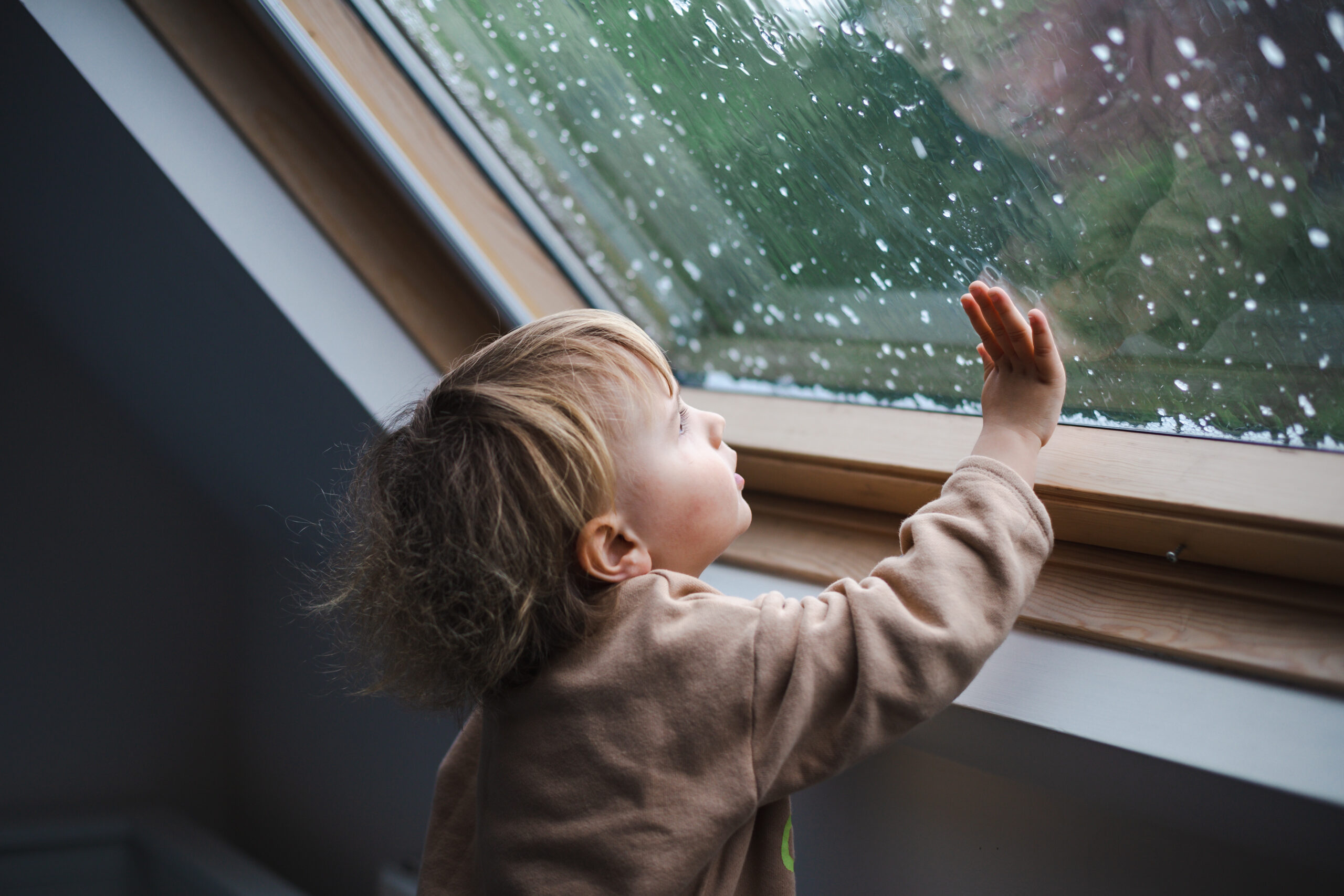 Kindersichere Fenster: Griffe, Absturzsicherung und gesetzliche Vorgaben